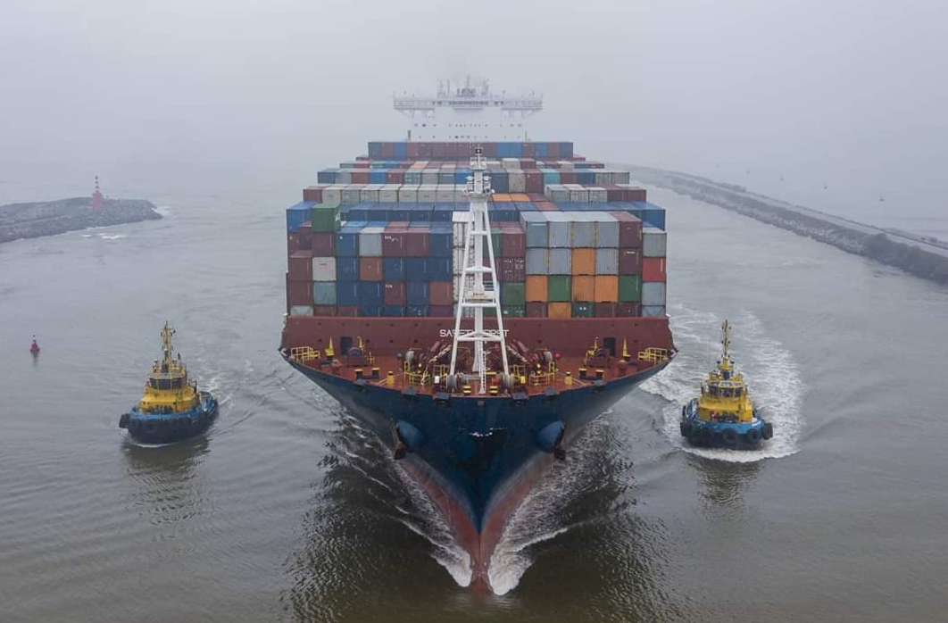 Saam - ship with container ship.png
