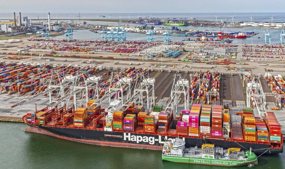Hapag-Lloyd - ship at RTM port for ship to ship bunkering.png