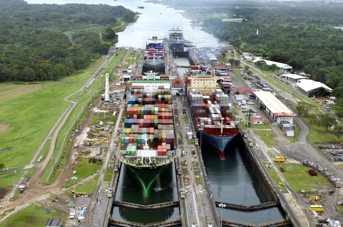 Panama Canal - 4 container ship cross the canal.png