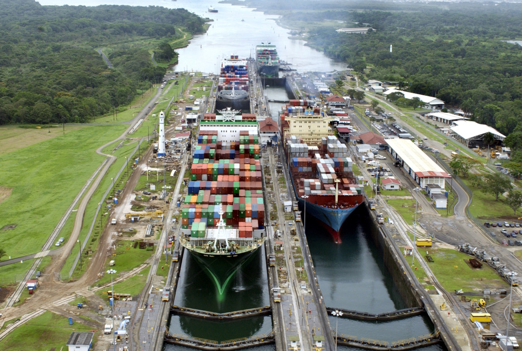 Panama Canal - container ship cross the canal.png